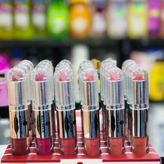 Highly Pigmented, Soft And Smooth Texture Matt - 2 in 1 Lipstick + Lipgloss (Random color)
